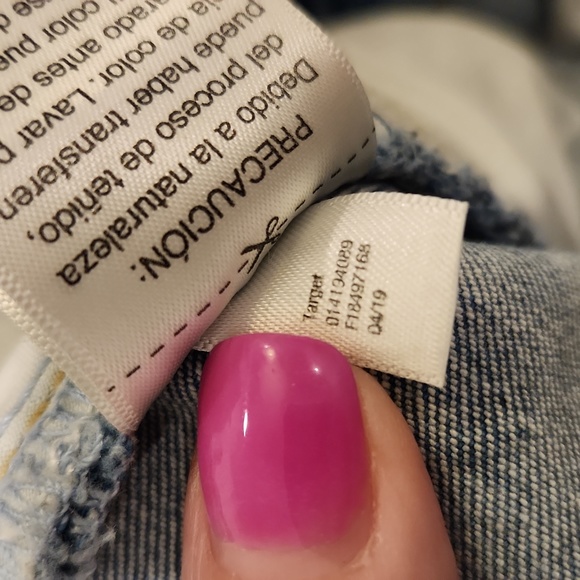 Light wash, distressed mid rise Universal Threads bermuda shorts size 14! - Picture 6 of 11